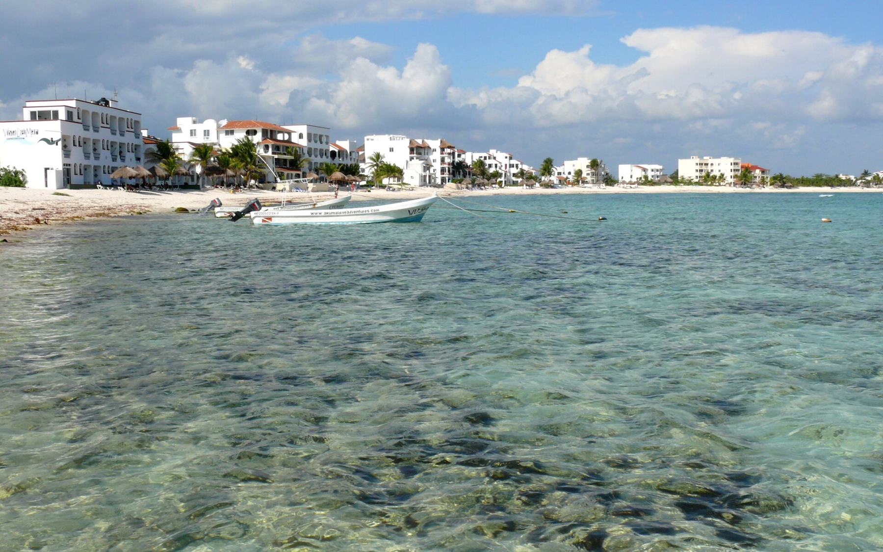 Bahía de aguas transparentes en Akumal, sobre la costa de la Riviera Maya