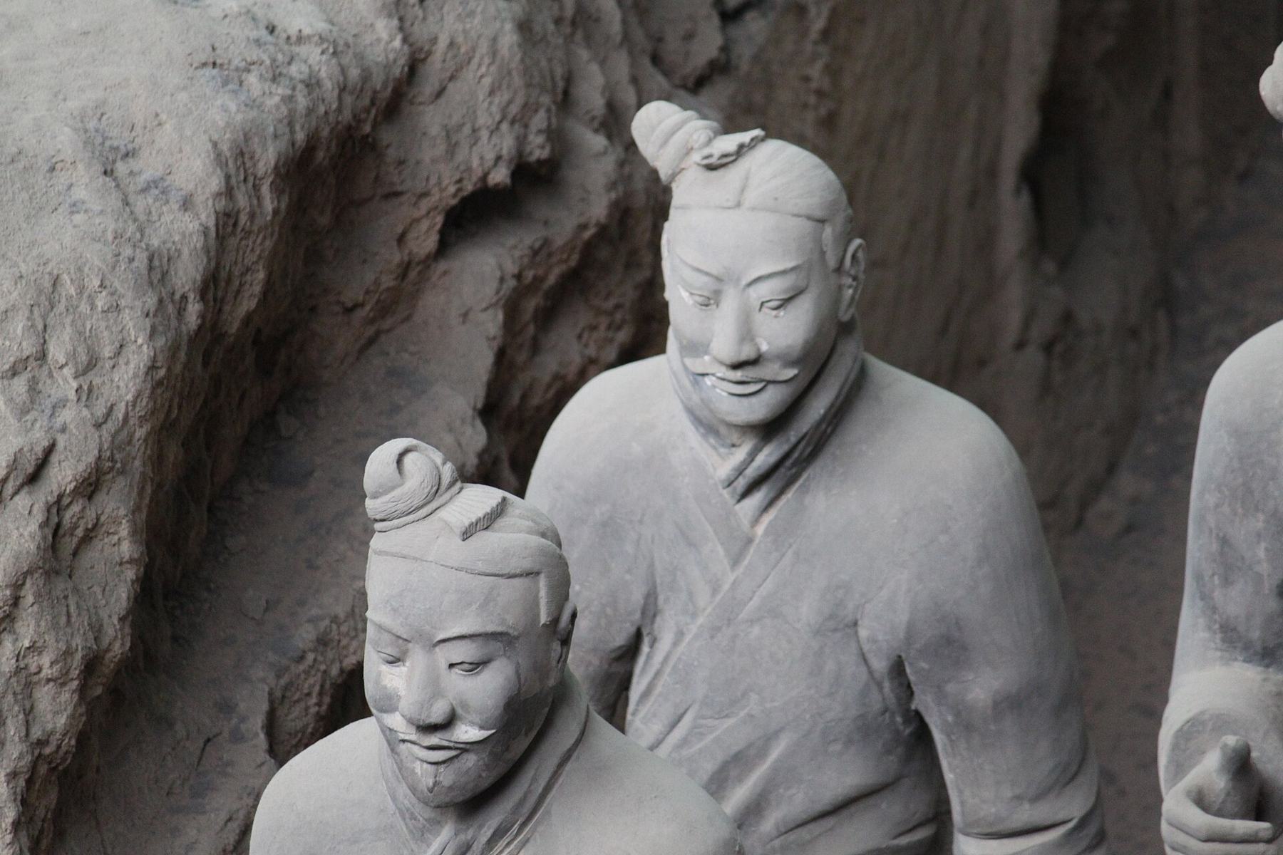 Dos guerreros de terracota en la fosa 1 del mausoleo de Xi'an, vistos de cerca