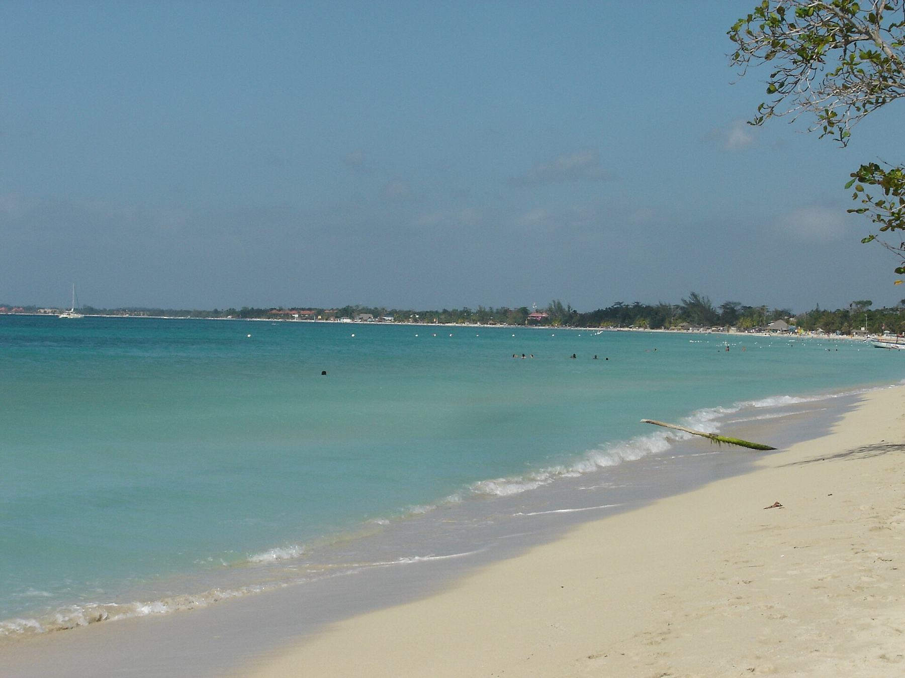 Playa de arena blanca y mar turquesa en la costa de Jamaica
