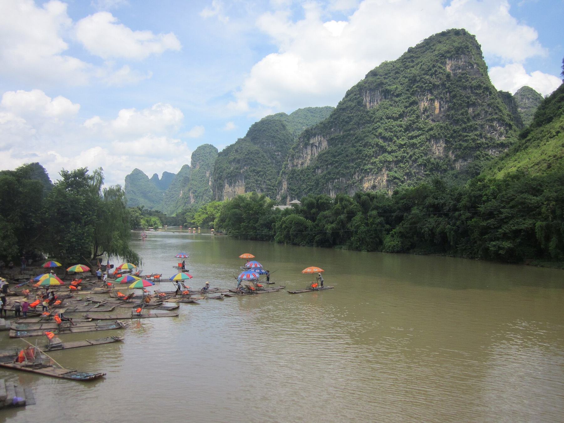 Balsas de bambú en el río Li, entre las colinas kársticas de Guilin