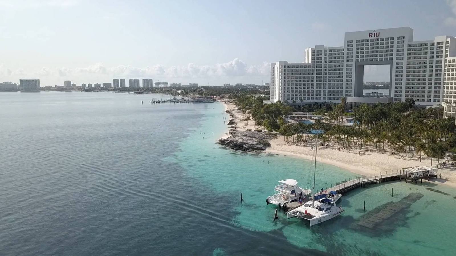 Vista aérea de la zona hotelera de Cancún, con playa y muelle, México