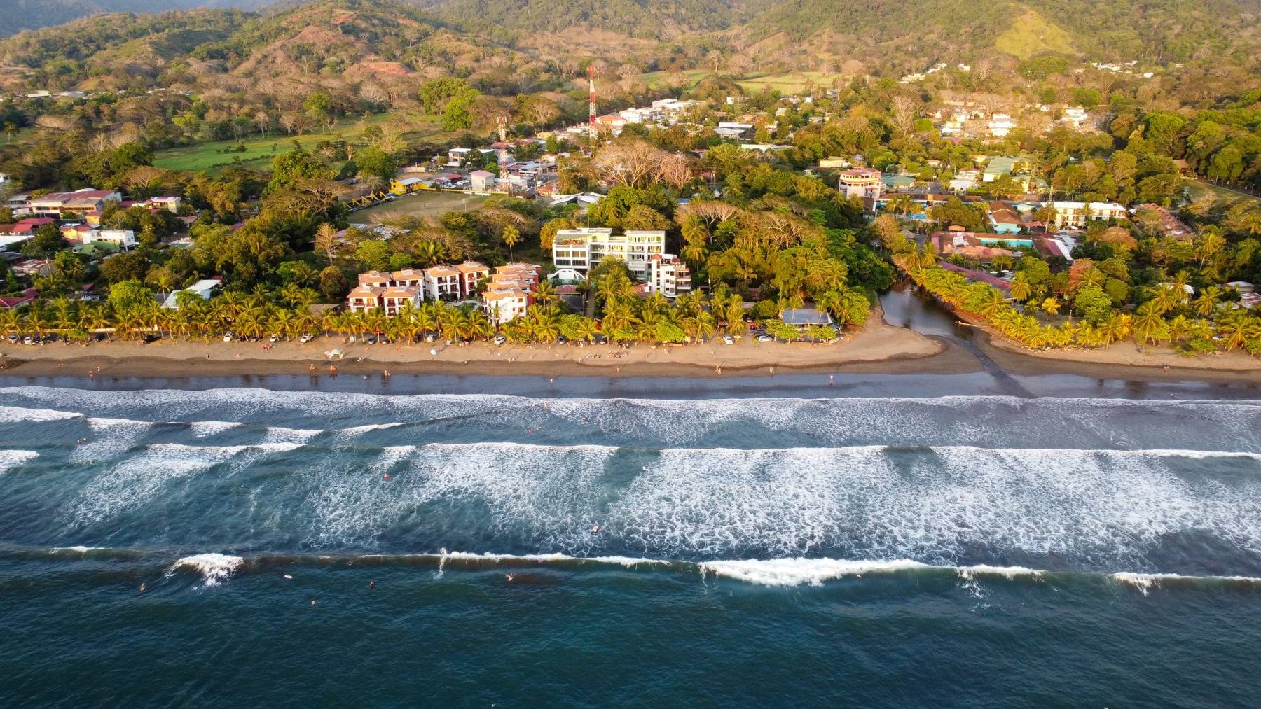 Vista aérea de la playa de Jacó, en la costa del Pacífico de Costa Rica