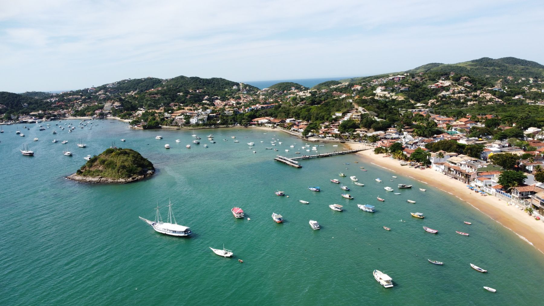 Vista aérea de la bahía de Búzios con barcos y playas, Brasil