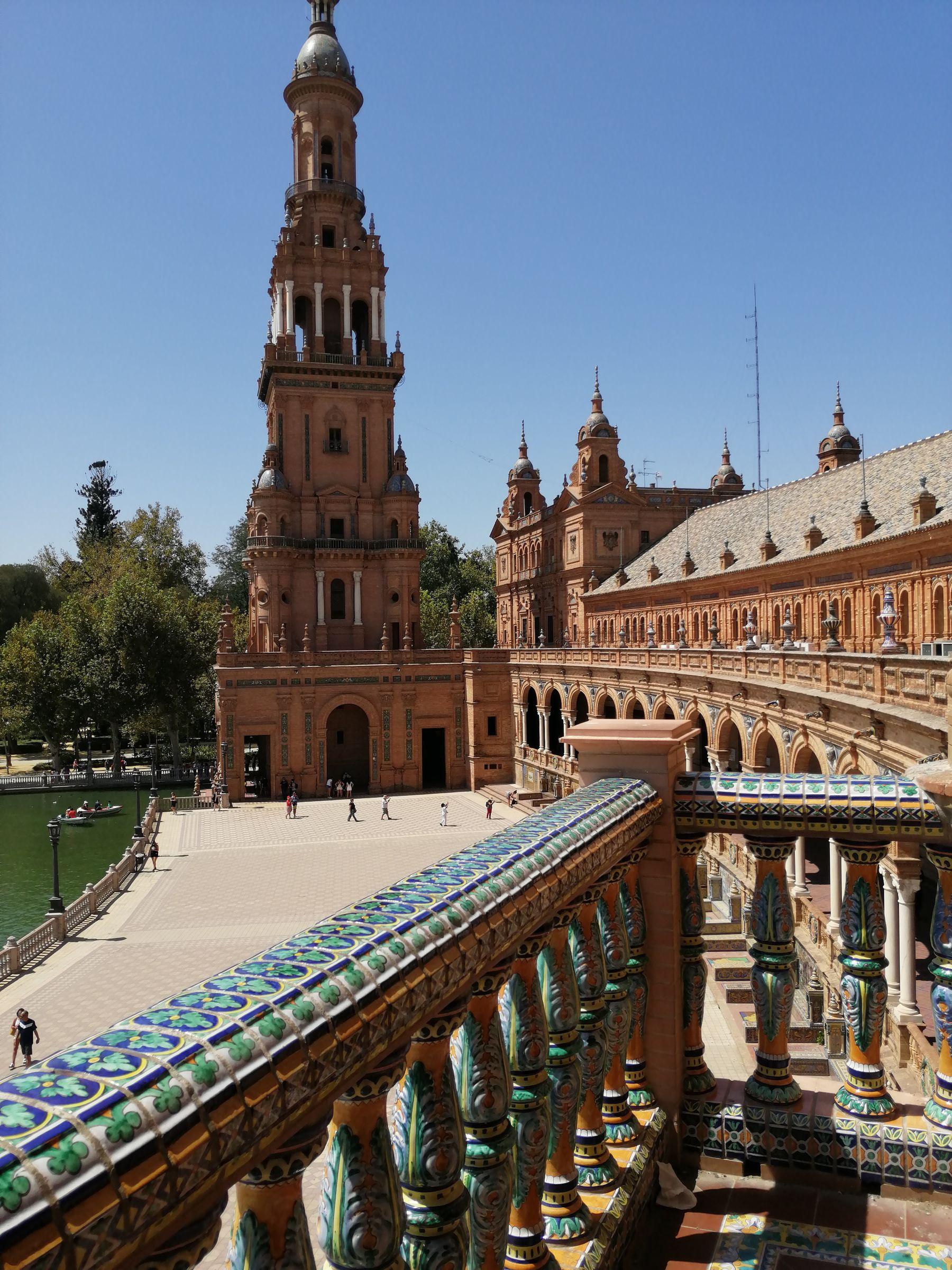 Plaza de España de Sevilla con su torre y puente de azulejos