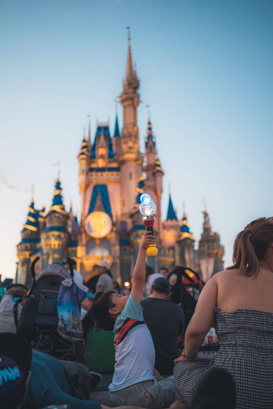 Castillo de Cenicienta visto entre los visitantes de Magic Kingdom, Orlando