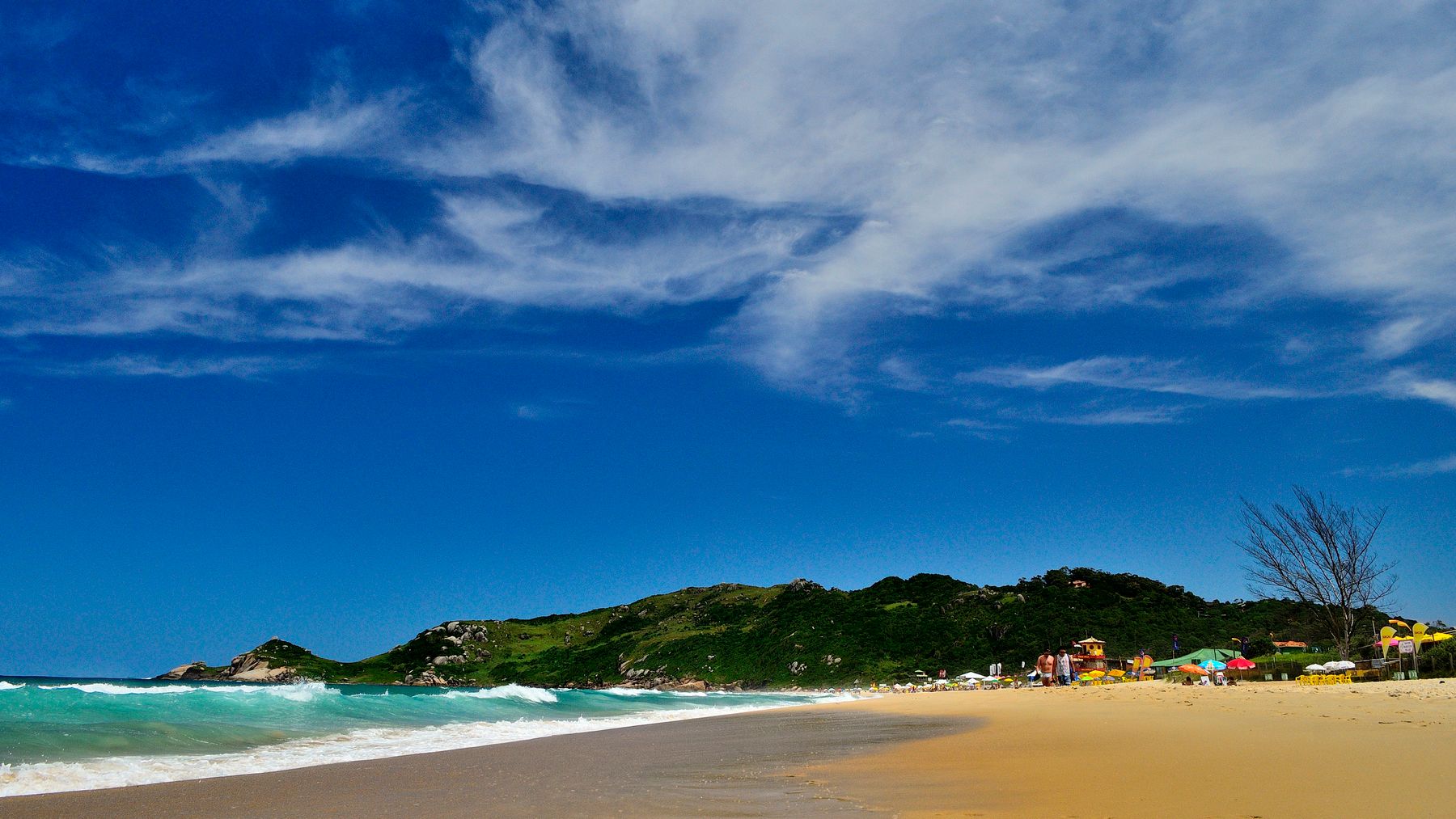 Playa de arena dorada y mar azul en la isla de Florianópolis, Brasil