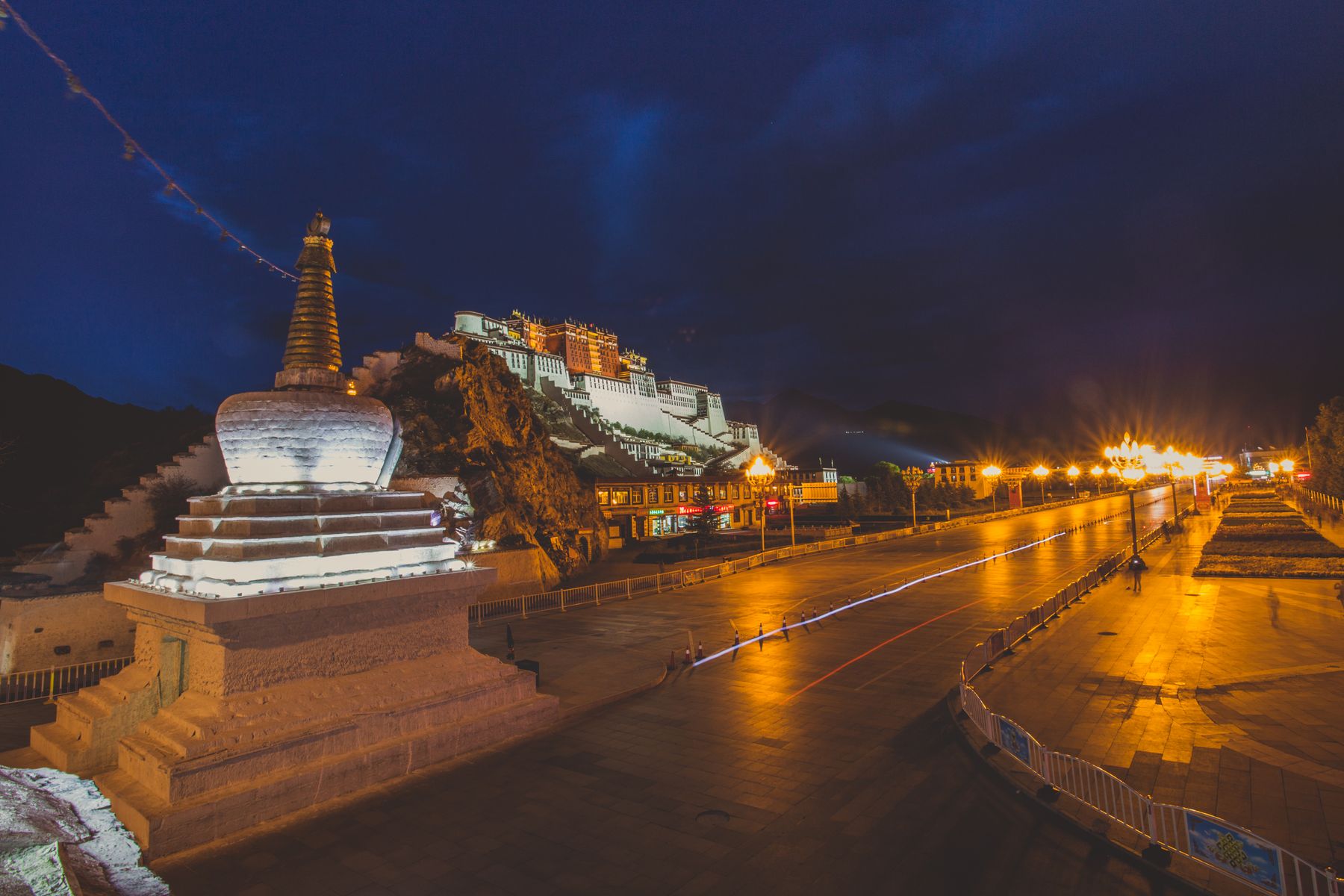 Palacio Potala iluminado de noche, Lhasa, Tíbet