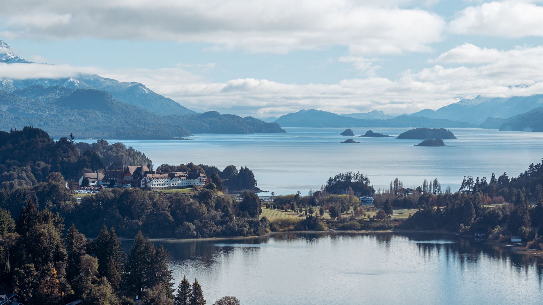 Lago Nahuel Huapi con sus islas y montañas, Bariloche