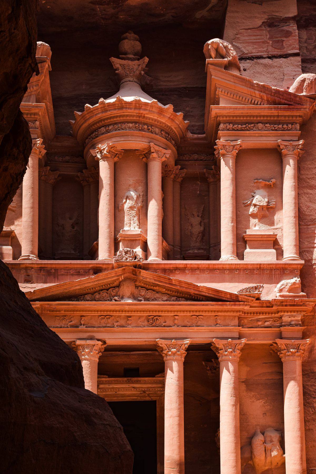 Fachada del Tesoro de Petra tallada en la roca, Jordania