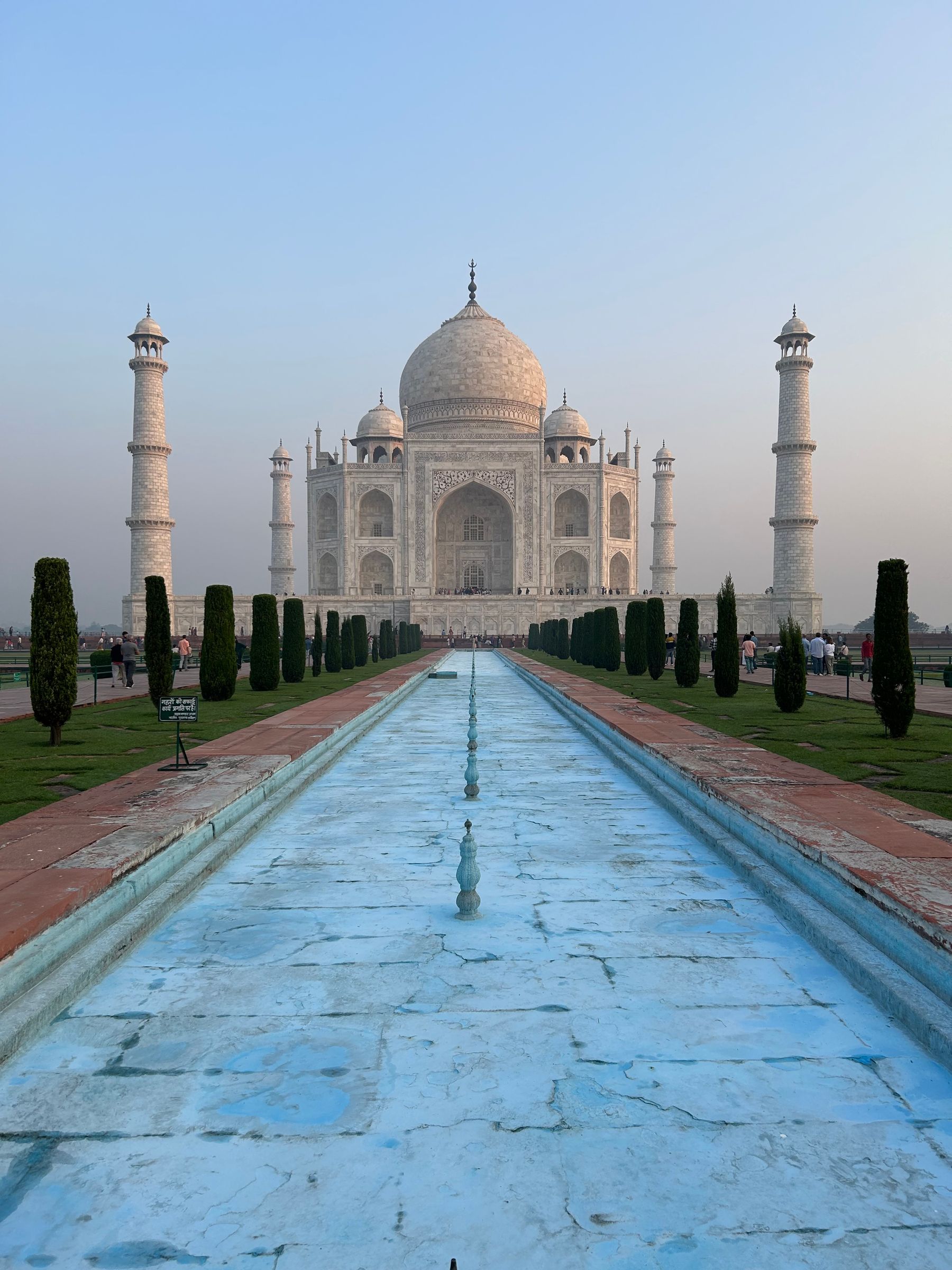 Taj Mahal reflejado en el estanque de sus jardines, Agra, India