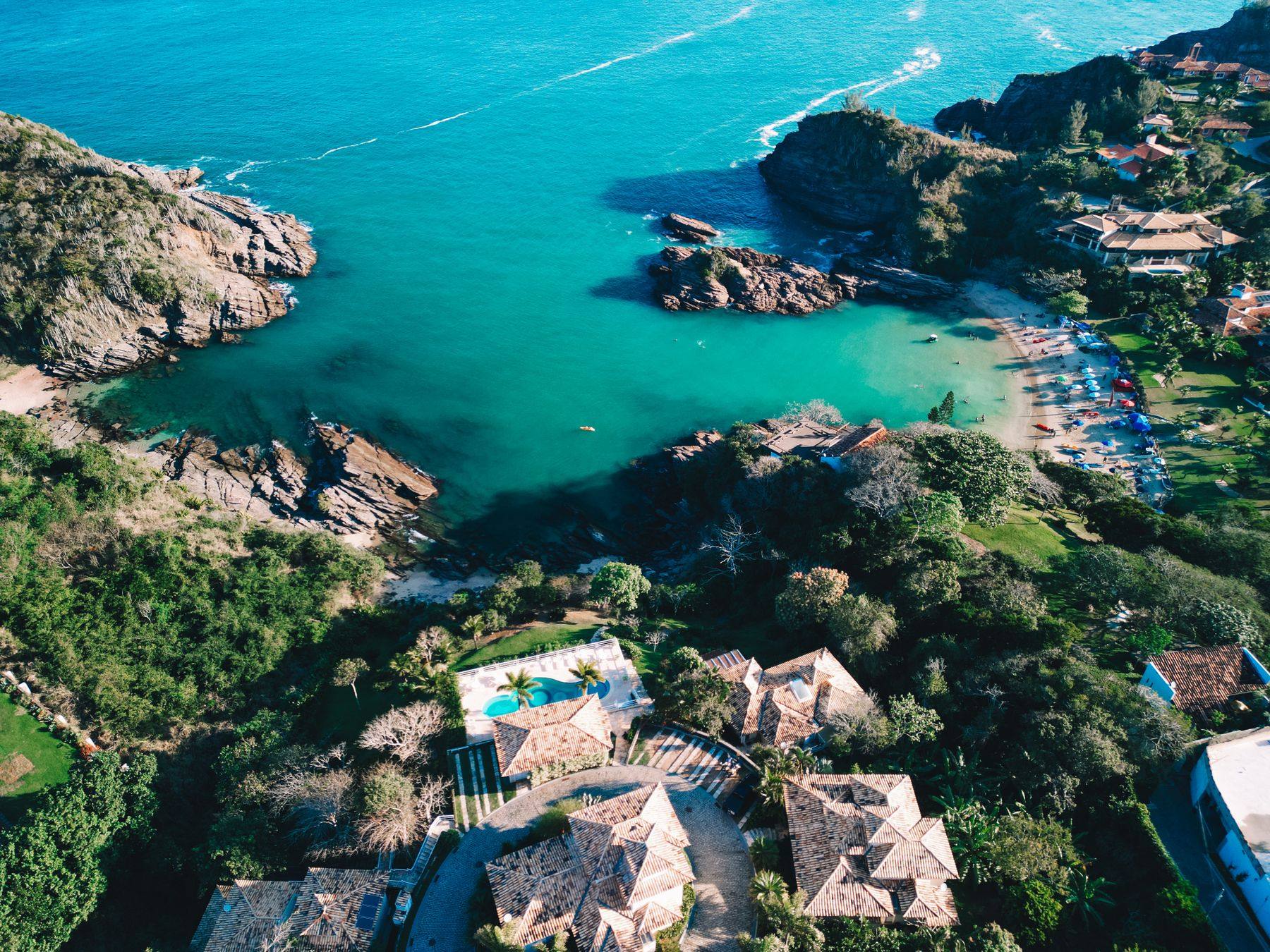 Vista aérea de la playa de Ferradurinha con aguas turquesa, Búzios, Brasil