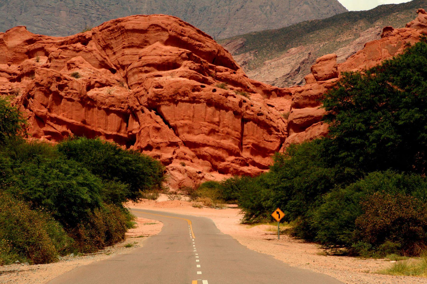 Ruta entre los cerros rojos de la Quebrada de las Conchas, Salta