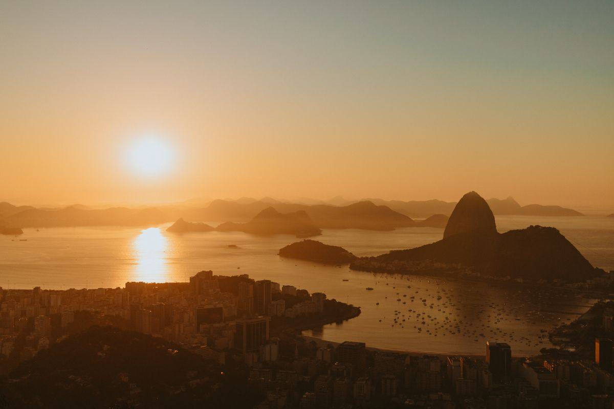 Atardecer sobre la bahía de Río de Janeiro y el Pan de Azúcar, Brasil