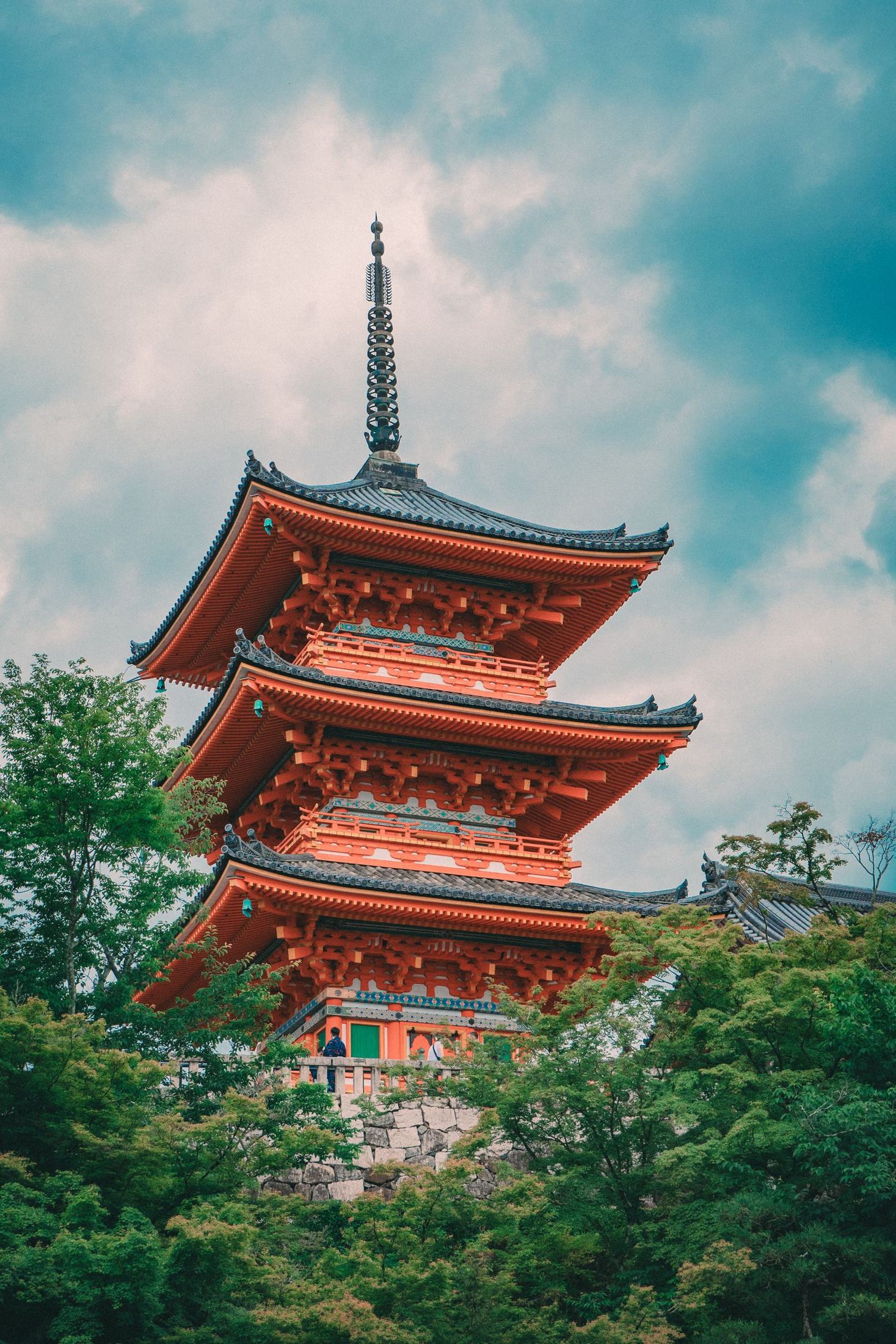 Pagoda roja entre árboles en Kioto, Japón