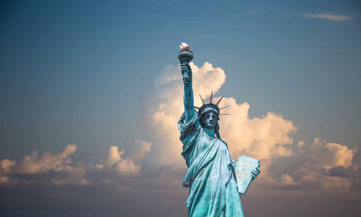 Estatua de la Libertad con nubes de fondo, Nueva York, Estados Unidos