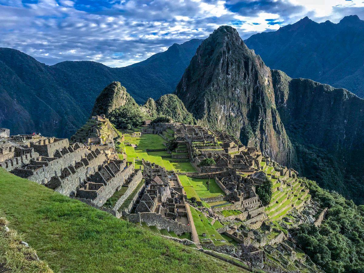 Ciudadela de Machu Picchu entre montañas, Cusco, Perú
