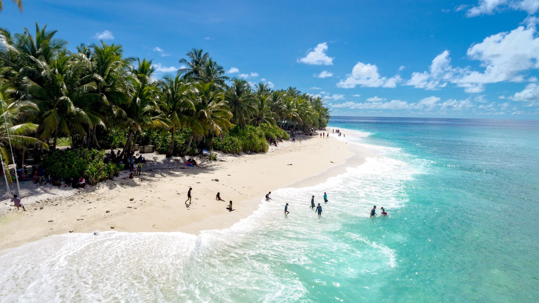 Playa de arena blanca con palmeras en la Riviera Maya, México