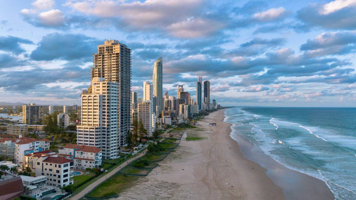 Edificios altos sobre una playa extensa en la costa de Australia