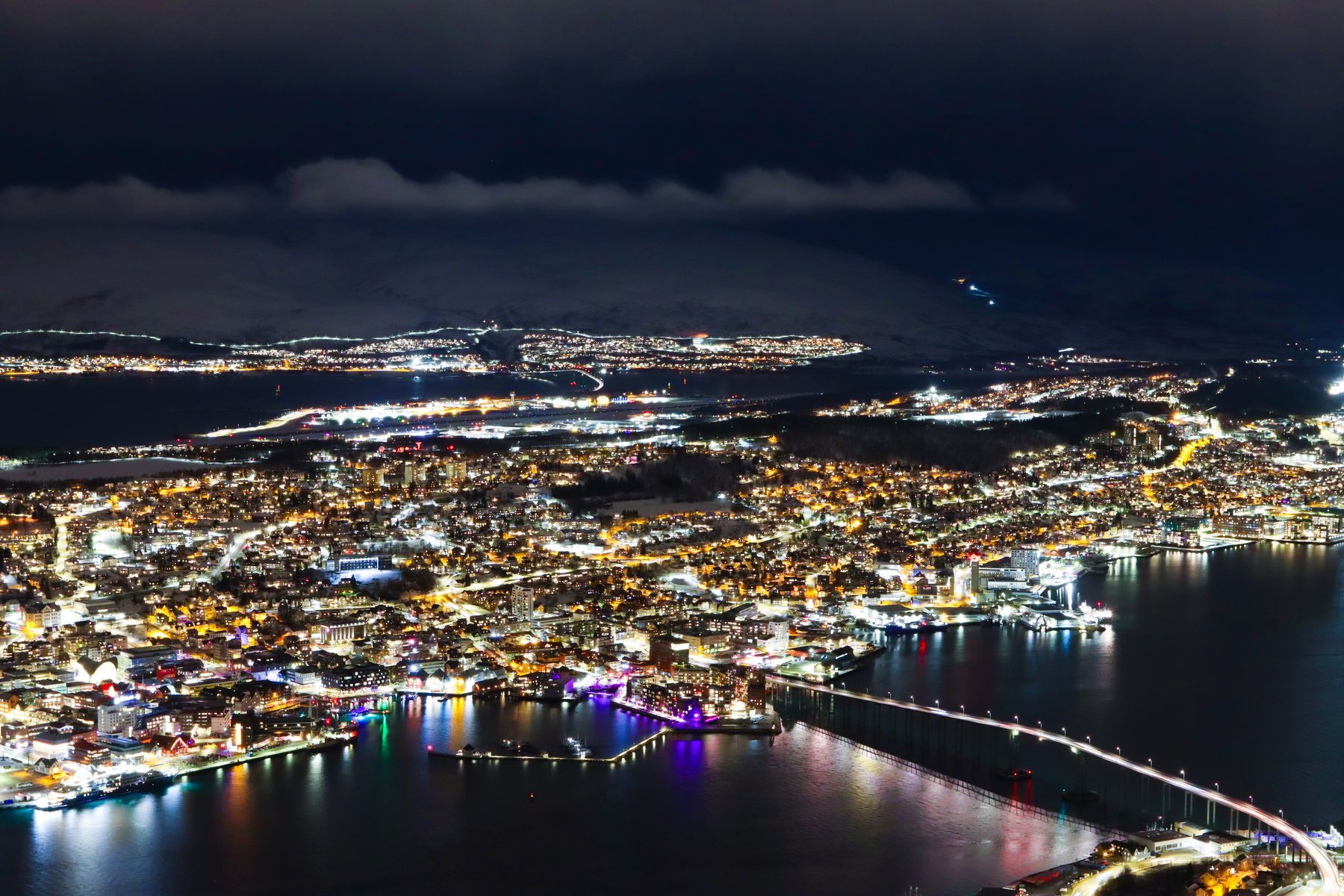 Ushuaia de noche frente al canal Beagle