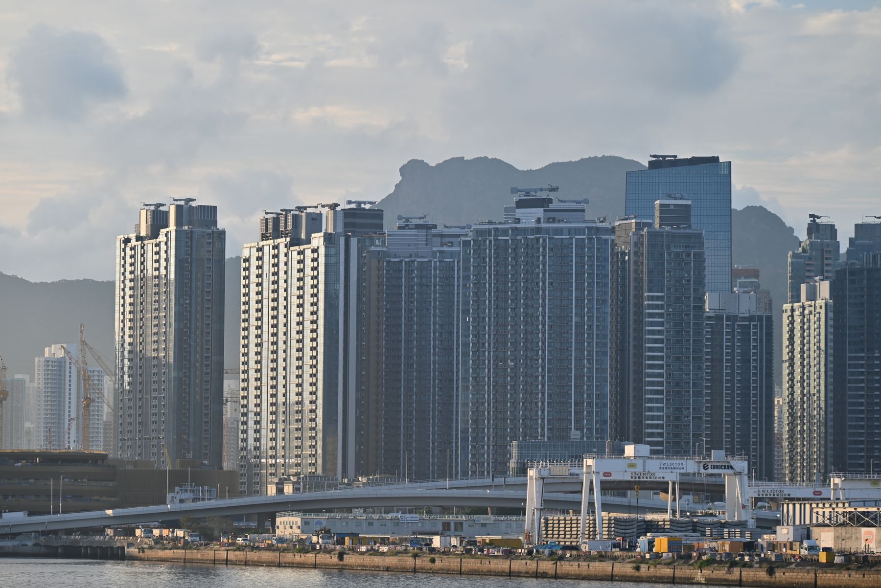 Skyline de Hong Kong sobre la bahía Victoria de noche