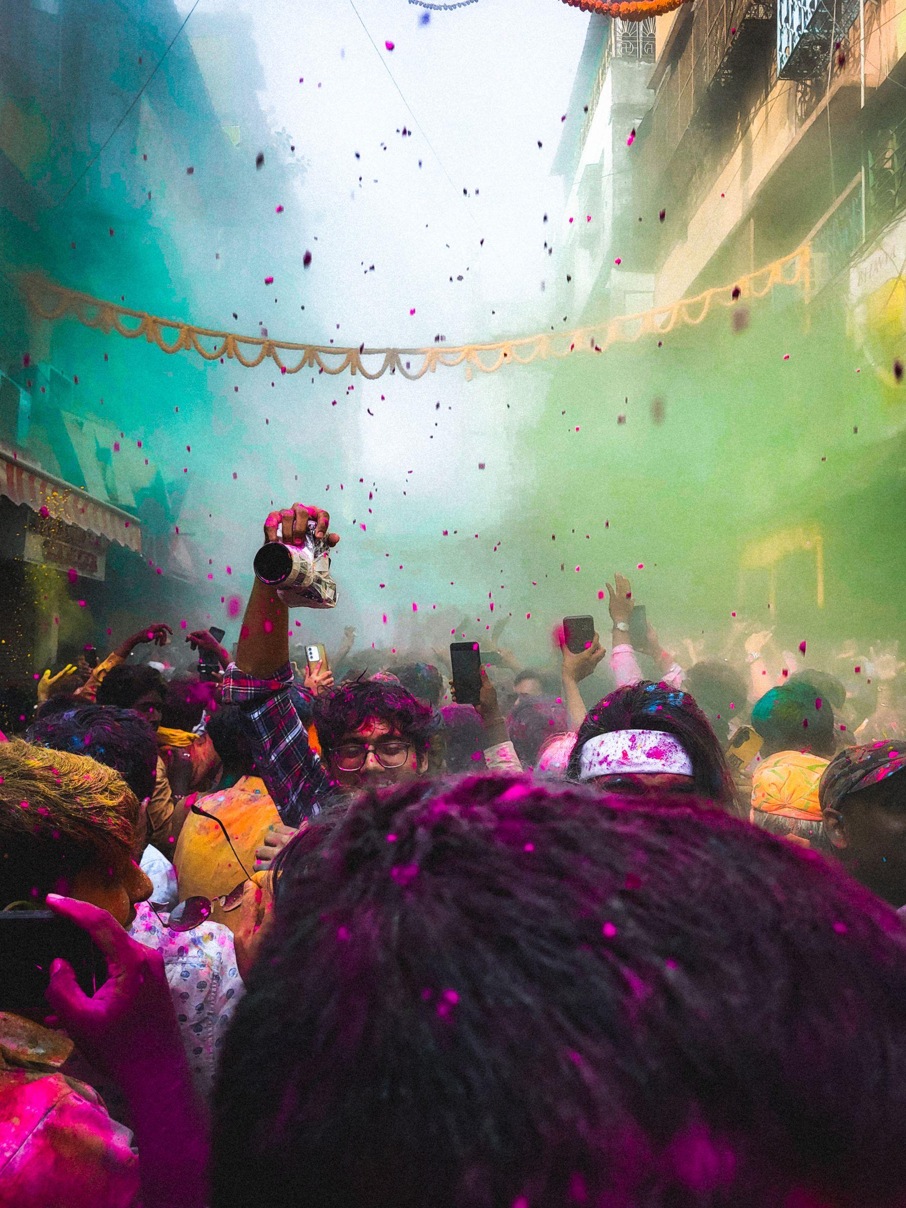 Celebración del Holi con polvos de colores en India