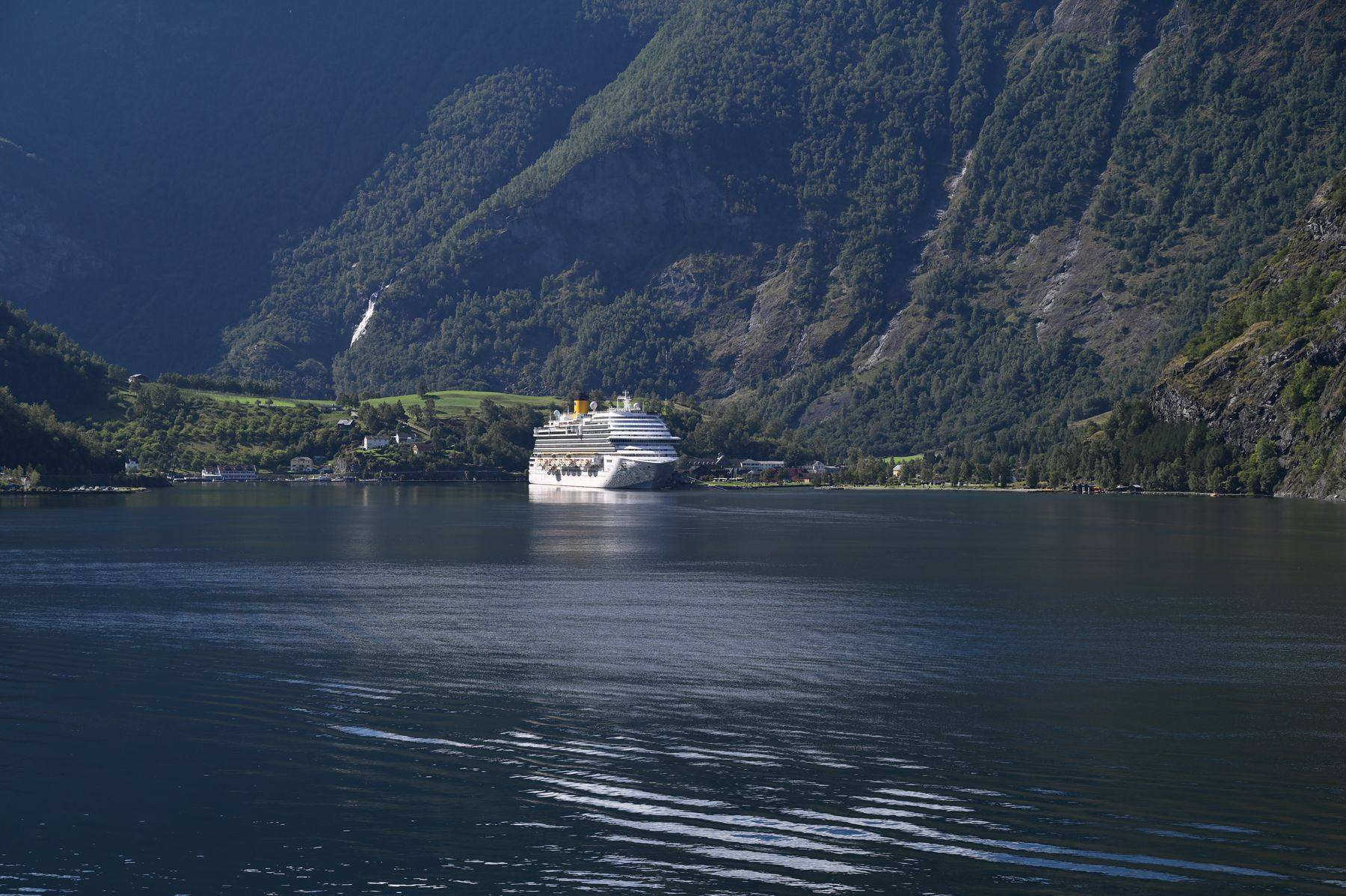 Crucero navegando entre las montañas de un fiordo noruego