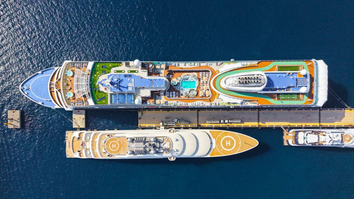 Crucero amarrado en el puerto, visto desde arriba