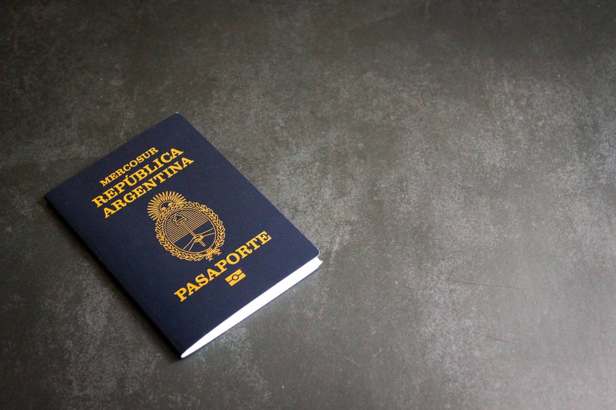 Pasaporte argentino apoyado sobre una mesa