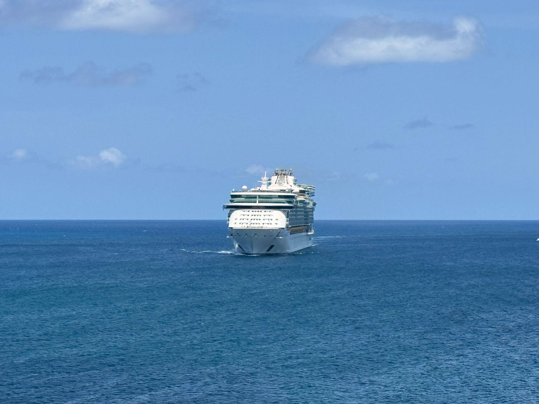 Crucero navegando de frente por el mar Caribe bajo un cielo azul