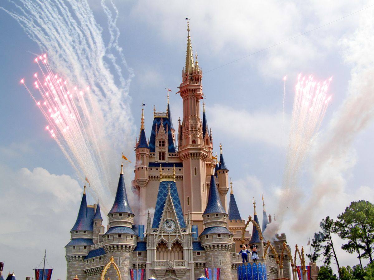 Fuegos artificiales sobre el castillo de Cenicienta en Magic Kingdom, Walt Disney World, Orlando