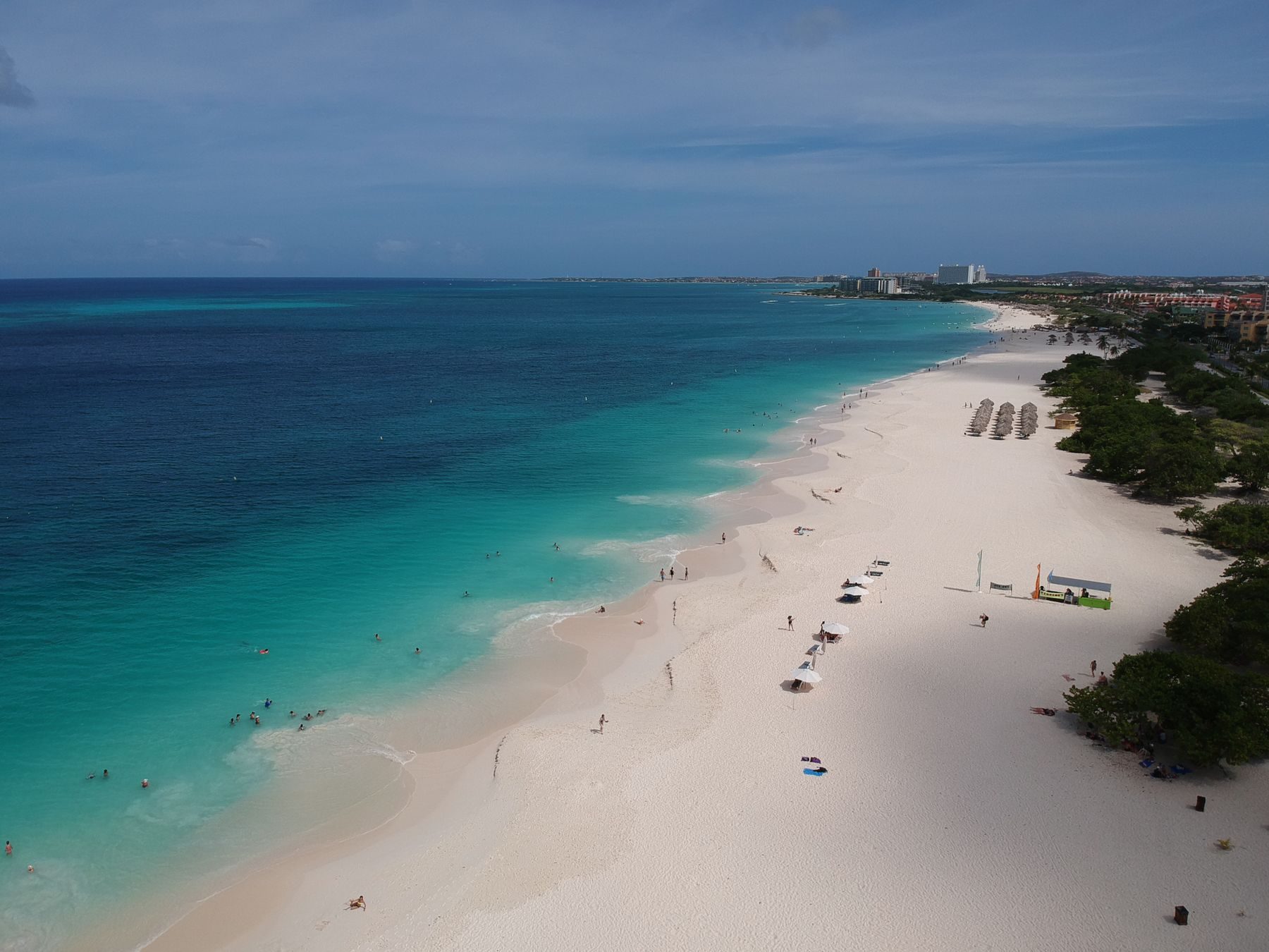 Vista aérea de una playa de arena blanca y mar turquesa en Aruba