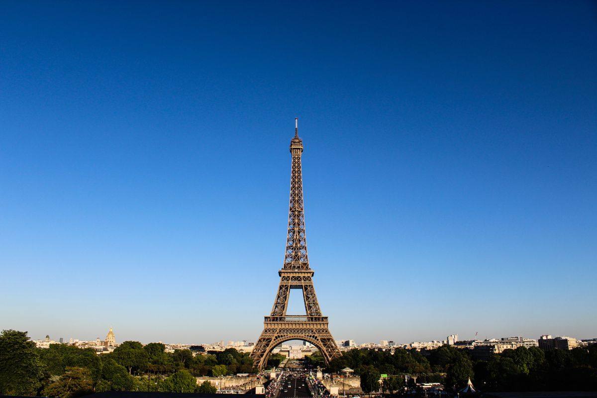 Torre Eiffel bajo un cielo despejado, París, Francia