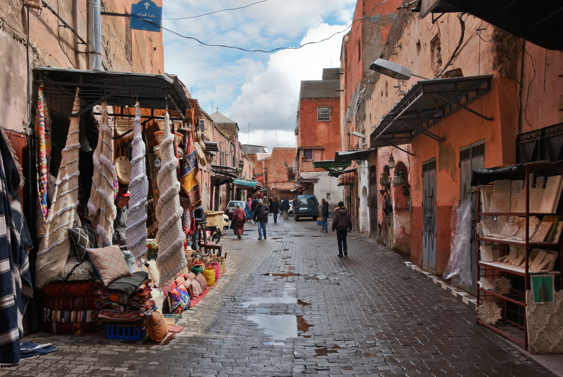 Calle del zoco en la medina de Marrakech, Marruecos