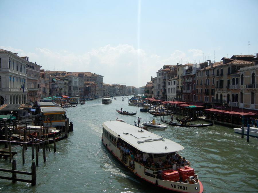 Gran Canal de Venecia con un vaporetto y góndolas, Italia