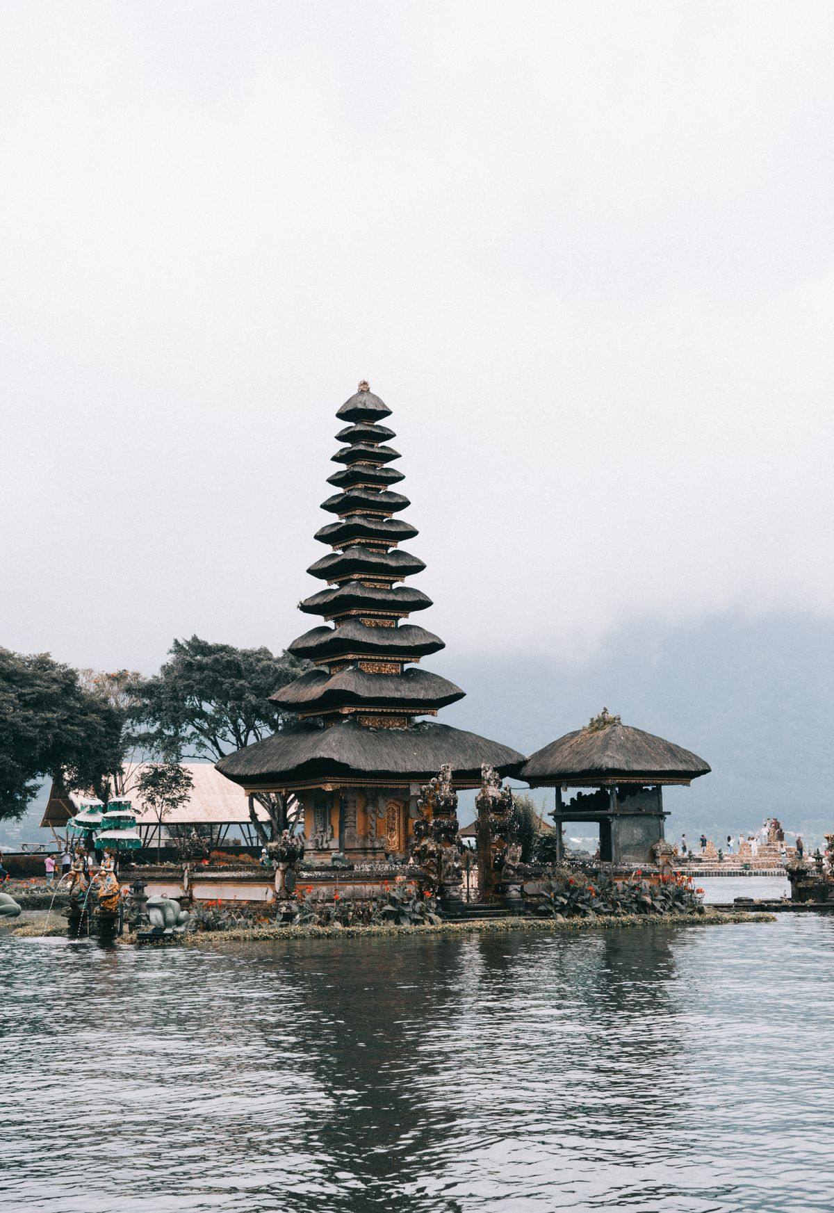 Templo Ulun Danu sobre el lago Bratan, Bali, Indonesia