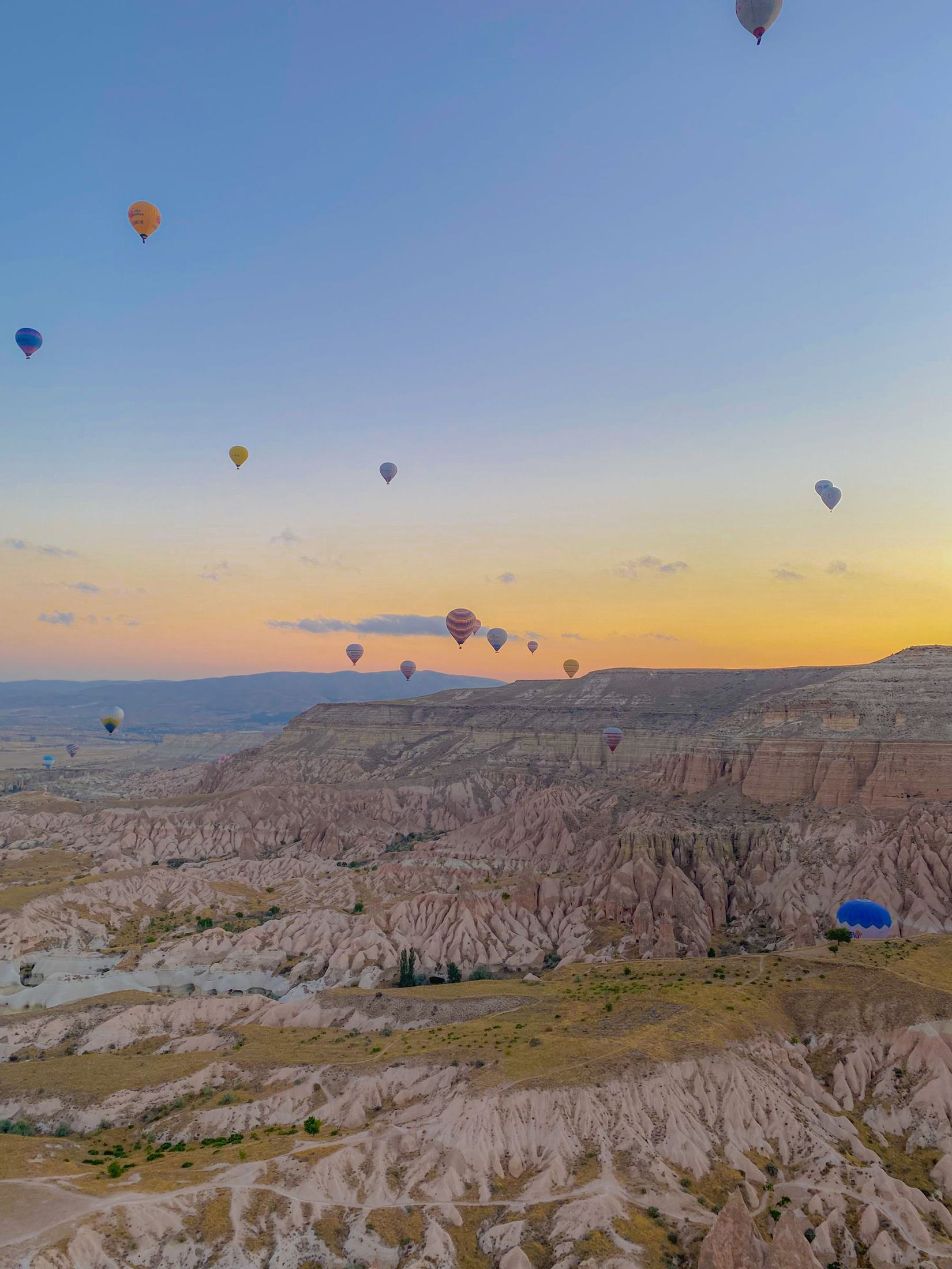 Globos aerostáticos sobre los valles de Capadocia al amanecer, Turquía